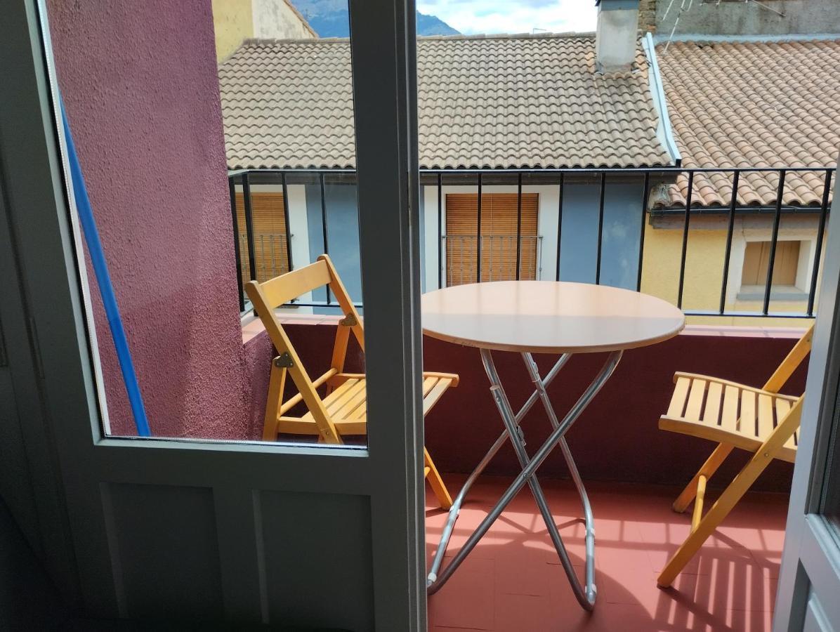 Luminoso, Centrico Y Silencioso Apartamento Jaca Luaran gambar